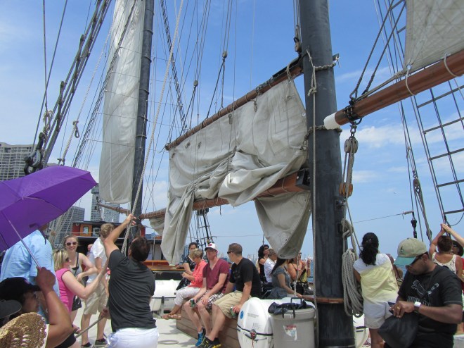 Die Crew überlässt den Touristen die Arbeit: Segel hissen